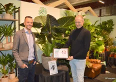 De mannen Cornee v/d Winden en Richard Visser van Forever Plants zijn trots op hun bronzen plak voor de Alocasia Regal Shields.